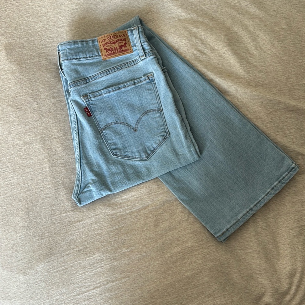 Like-New Levi’s 725 High Rise Boot Cut Jeans